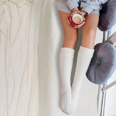 PiccoCasa New Luxury Leaves Fulls Fleece Warm Large Sofa Throw Blankets 6 PiccoCasa New Luxury Leaves Fulls Fleece Warm Large Sofa Throw Blankets - Image 4