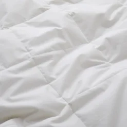 Puredown Ultra-Lightweight White Down Blanket 11 Puredown Ultra-Lightweight White Down Blanket -Bedding Shop GUEST a9f90a7a 49c3 4a6b bad8 5905bce85d15